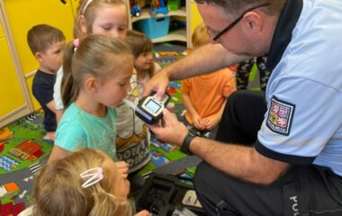 Návštěva Policie ČR u nás ve školce - 879ef455 d0f2 42c2 85a6 0b15dc7455c7 380x240