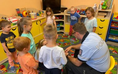 Návštěva Policie ČR u nás ve školce - 8c4884b9 f9f4 45a7 94c4 e2aaa3a8824a 380x240