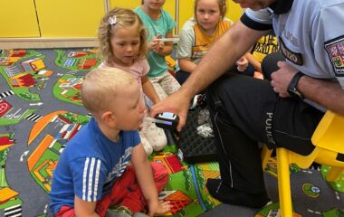 Návštěva Policie ČR u nás ve školce - d449e0ba 346e 4008 8c76 24907eb467de 380x240