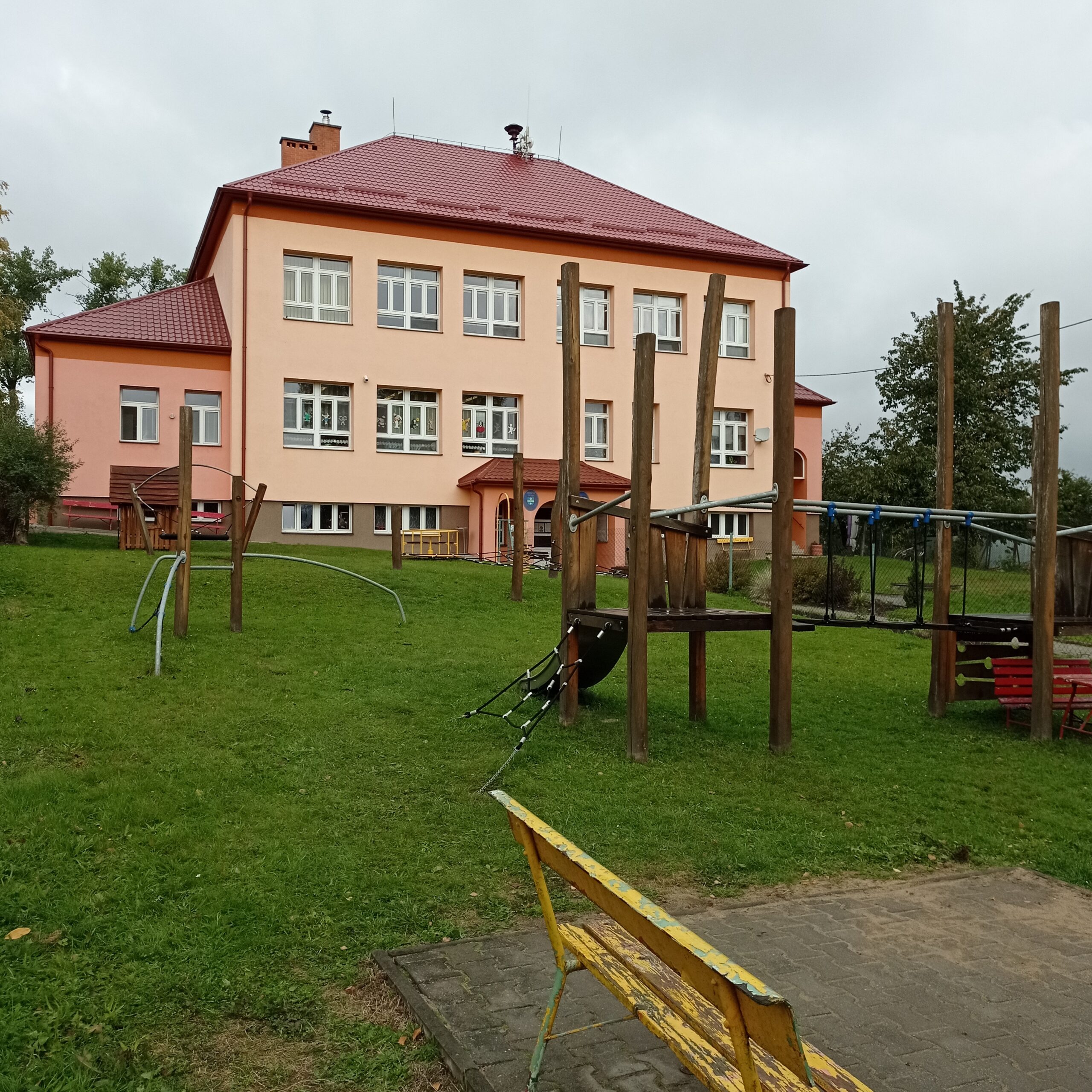 školka - pohled od zahrady