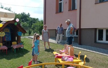 malá zahradní slavnost - pasovali jsme předškolačky :-) - IMG 20220630 150309 380x240