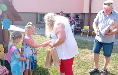 malá zahradní slavnost - pasovali jsme předškolačky :-) - IMG 20220630 155508 380x240
