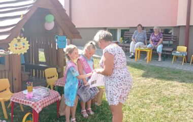 malá zahradní slavnost - pasovali jsme předškolačky :-) - IMG 20220630 155550 380x240