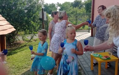 malá zahradní slavnost - pasovali jsme předškolačky :-) - IMG 20220630 164953 380x240