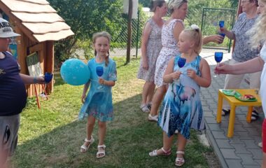 malá zahradní slavnost - pasovali jsme předškolačky :-) - IMG 20220630 164955 380x240