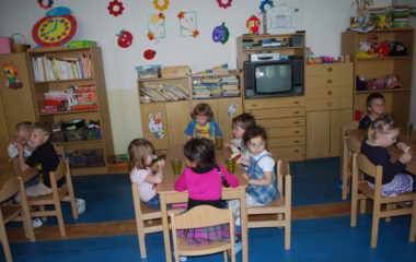 školní rok 2010  -  2011 - divadlo muziikantská pohádka 010 380x240