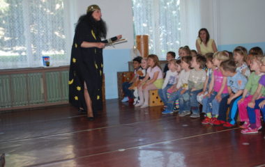 školní rok 2010  -  2011 - divadlo muziikantská pohádka 030 380x240