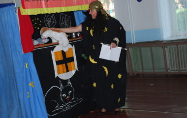 školní rok 2010  -  2011 - divadlo muziikantská pohádka 036 380x240