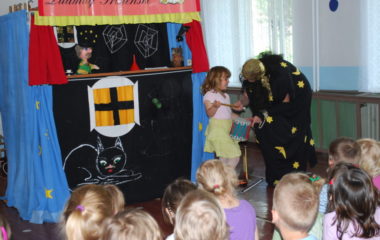 školní rok 2010  -  2011 - divadlo muziikantská pohádka 040 380x240