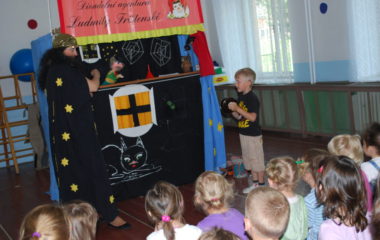 školní rok 2010  -  2011 - divadlo muziikantská pohádka 041 380x240