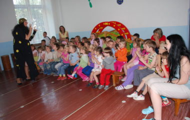 školní rok 2010  -  2011 - divadlo muziikantská pohádka 044 380x240