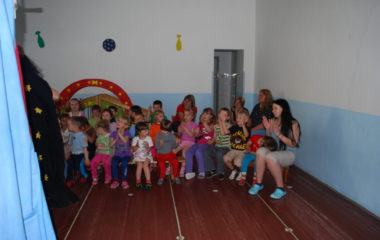 školní rok 2010  -  2011 - divadlo muziikantská pohádka 050 380x240