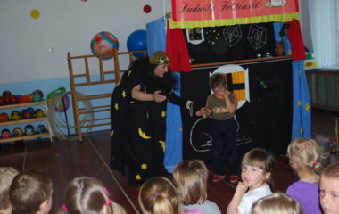 školní rok 2010  -  2011 - divadlo muziikantská pohádka 052 380x240