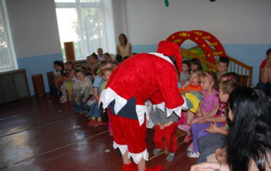 školní rok 2010  -  2011 - divadlo muziikantská pohádka 055 380x240