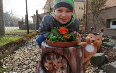 jak jsme se zapojili do distančního vzdělávání :-) - sazeni v zahrádce 380x240