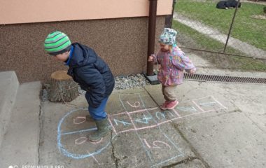 jak jsme se zapojili do distančního vzdělávání :-) - skákací panák 380x240